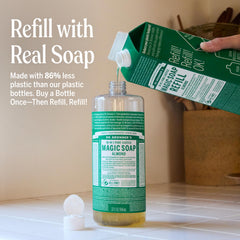 Dr. Bronner’s Savon Castile Amande – mousse généreuse sur la paume.