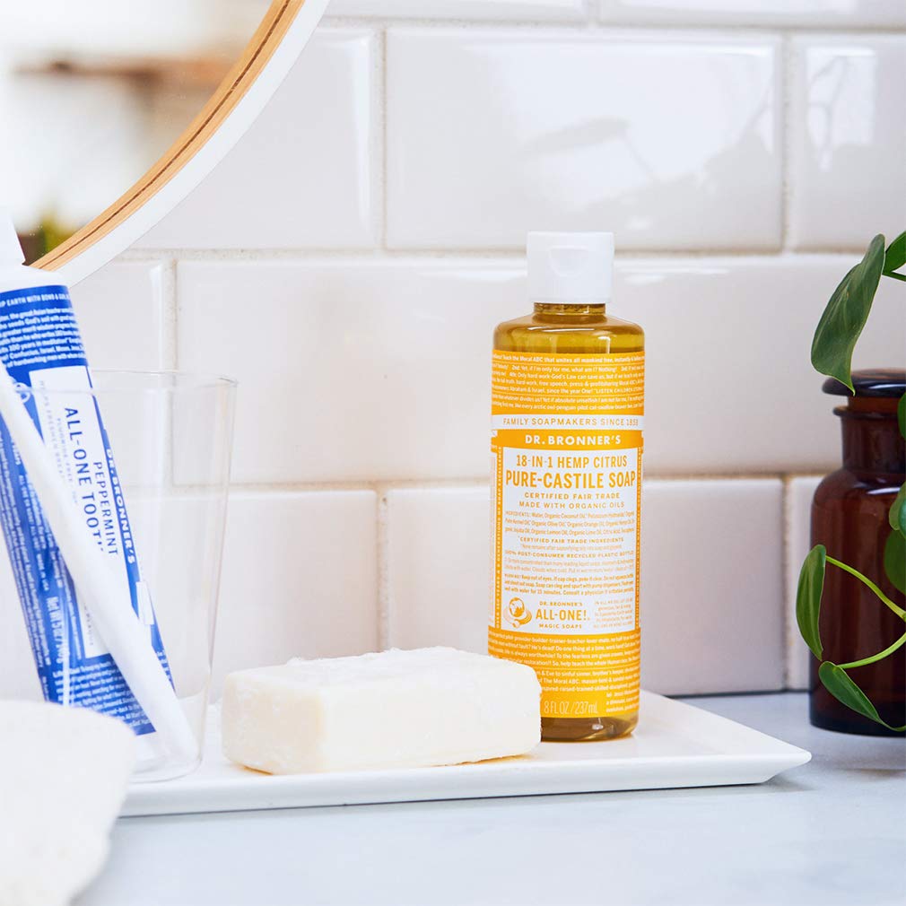 Versement du savon Dr. Bronner's Citrus pour laver les mains.