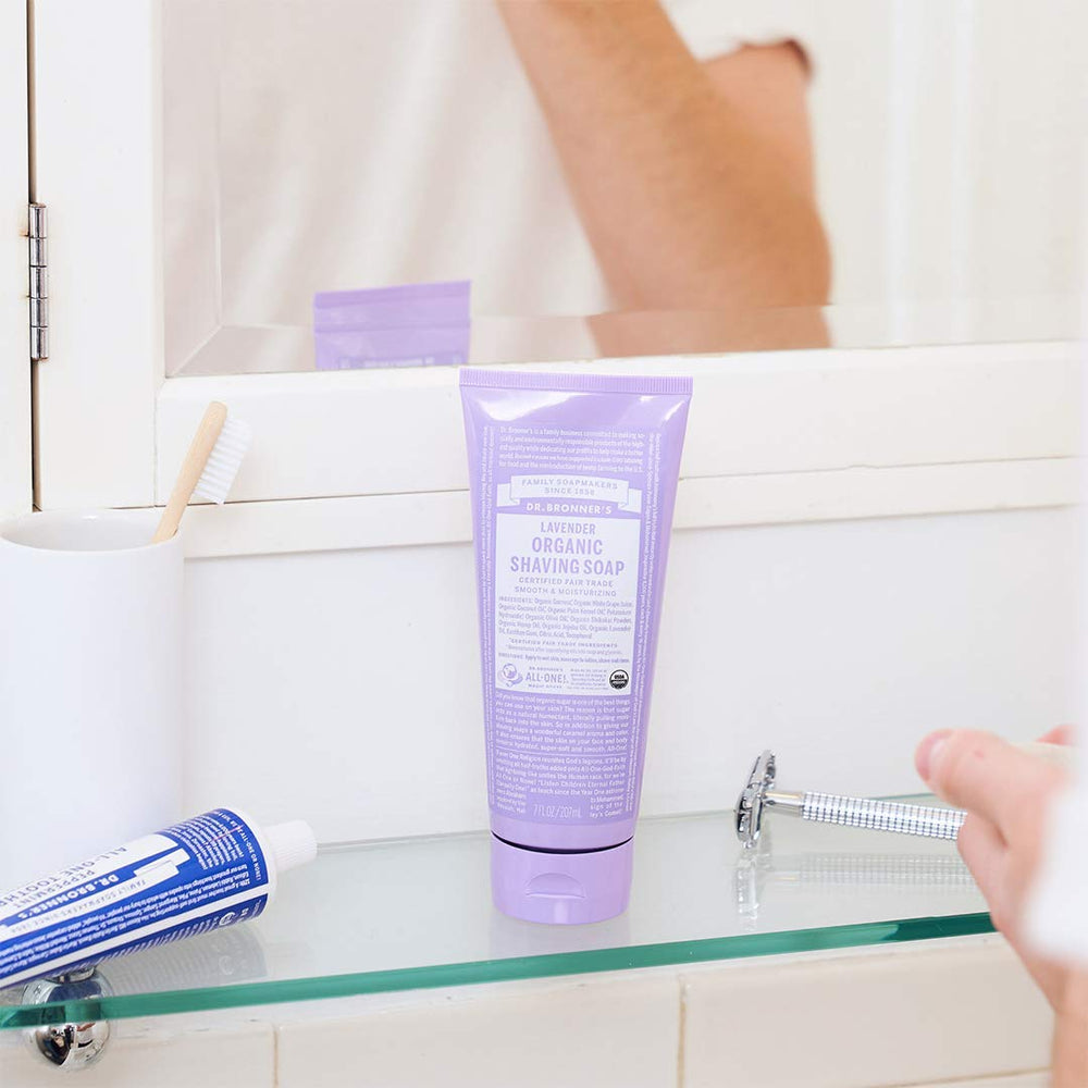 Savon de rasage menthe poivrée Dr. Bronner's, effet rafraîchissant.