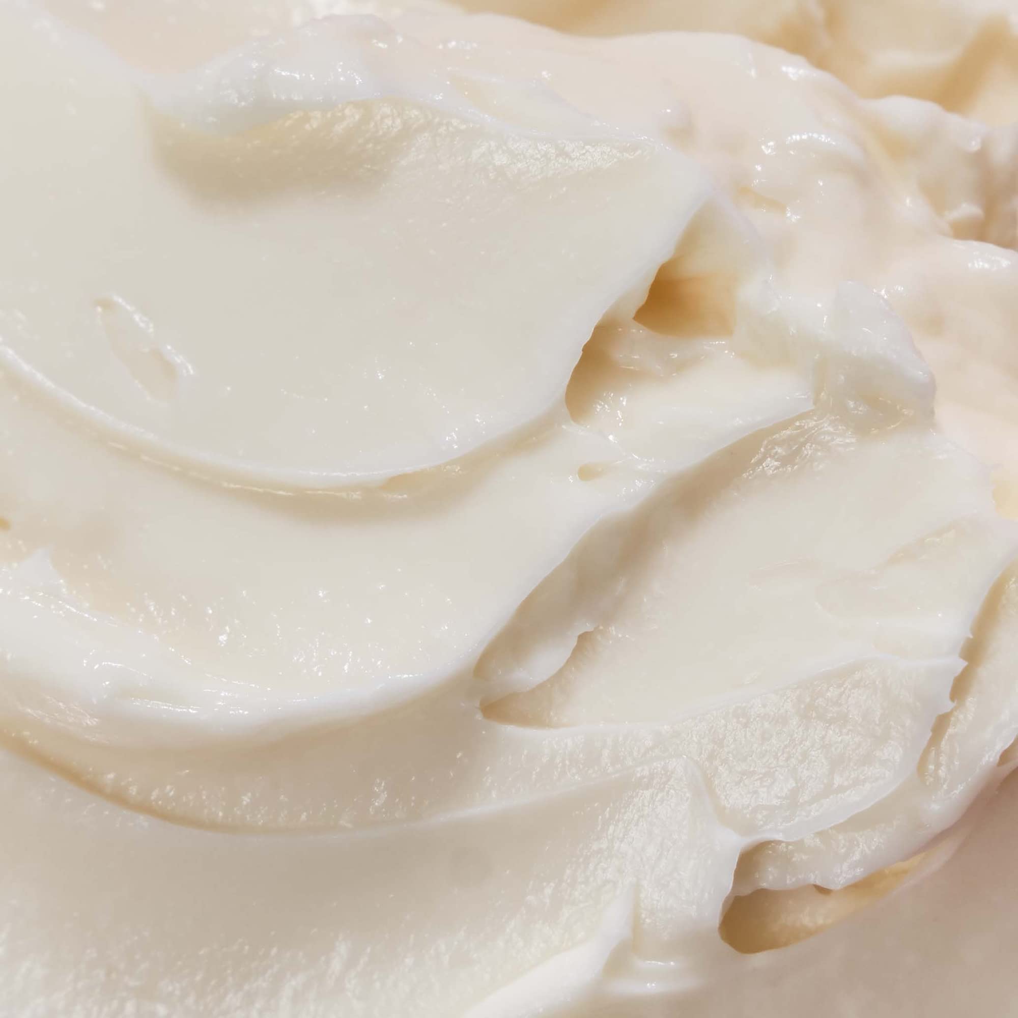 Texture crème visage Dr Dennis Gross, fini soyeux et mat.