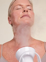 Vaporisateur facial Pro de Dr Dennis Gross utilise une buse vapeur large pour couvrir le visage.