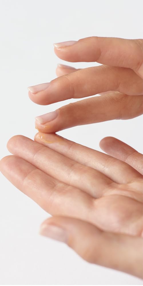 Application douce autour du contour des yeux avec le baume Dr Hauschka.