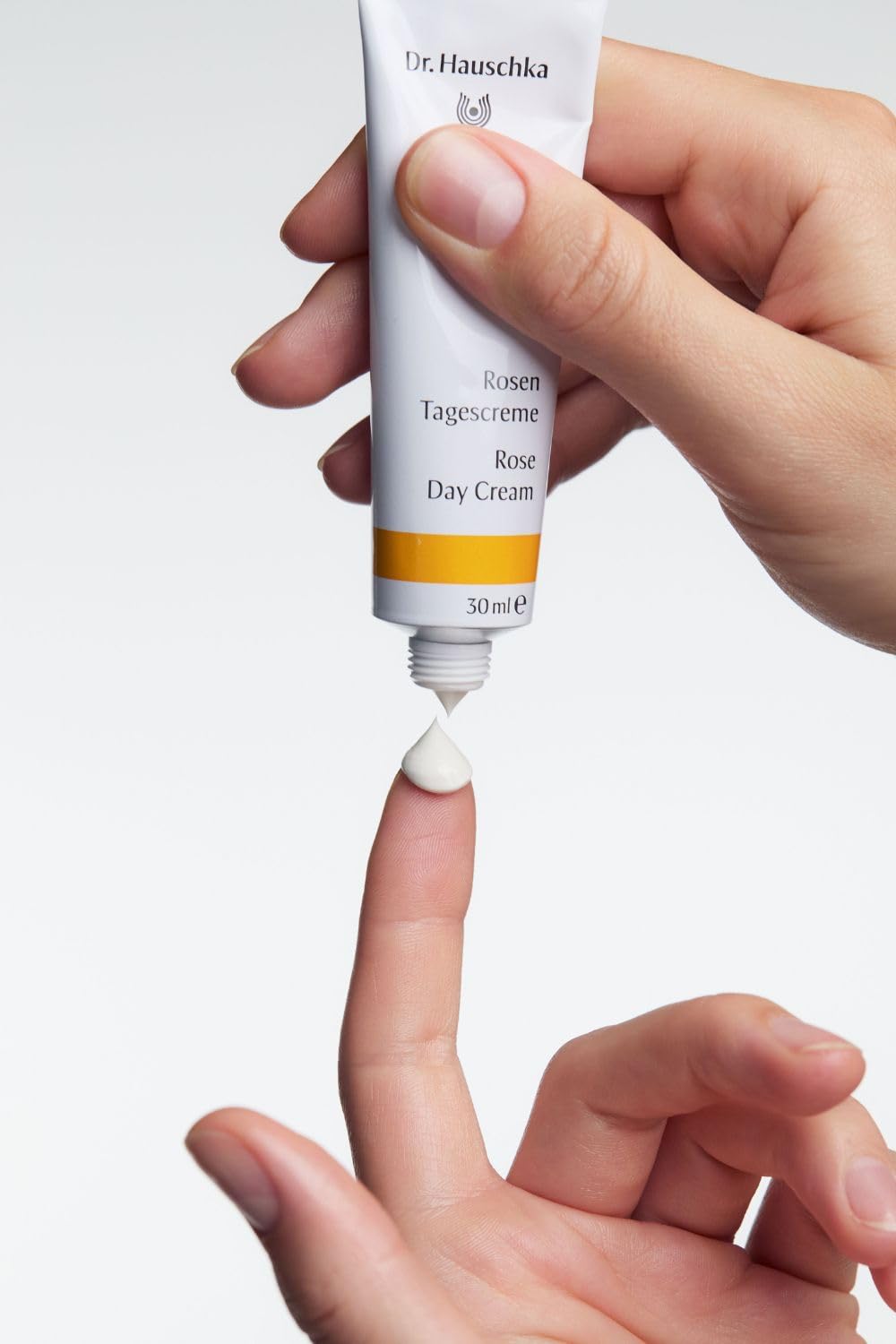 Application sur le visage avec la Crème Jour Rose de Dr. Hauschka pour hydratation douce.