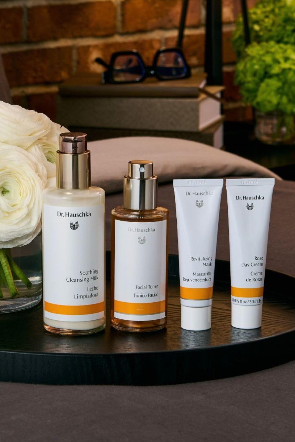 Emballage de la Crème Jour Rose Dr. Hauschka, soin quotidien élégant.