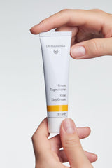 Zoom sur la rose dans la Crème Jour Rose de Dr. Hauschka, douceur florale.