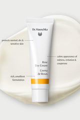 Texture satinée de la Crème Jour Rose de Dr. Hauschka pour plus de confort.