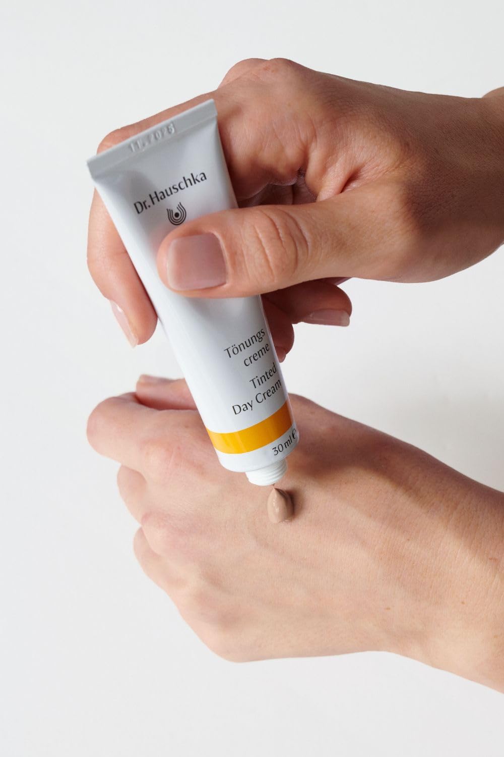 Dr. Hauschka Crème teintée jour — texture légère pour décolleté et peau sensible.