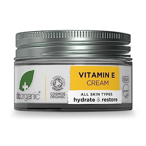 Application douce de la crème hydratante Dr. Organic, confort quotidien.