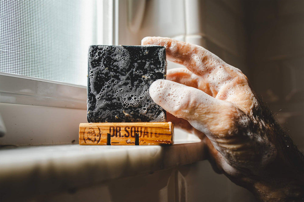 Rituel douche simple et rafraîchissant avec le Pine Tar Savon Barre.