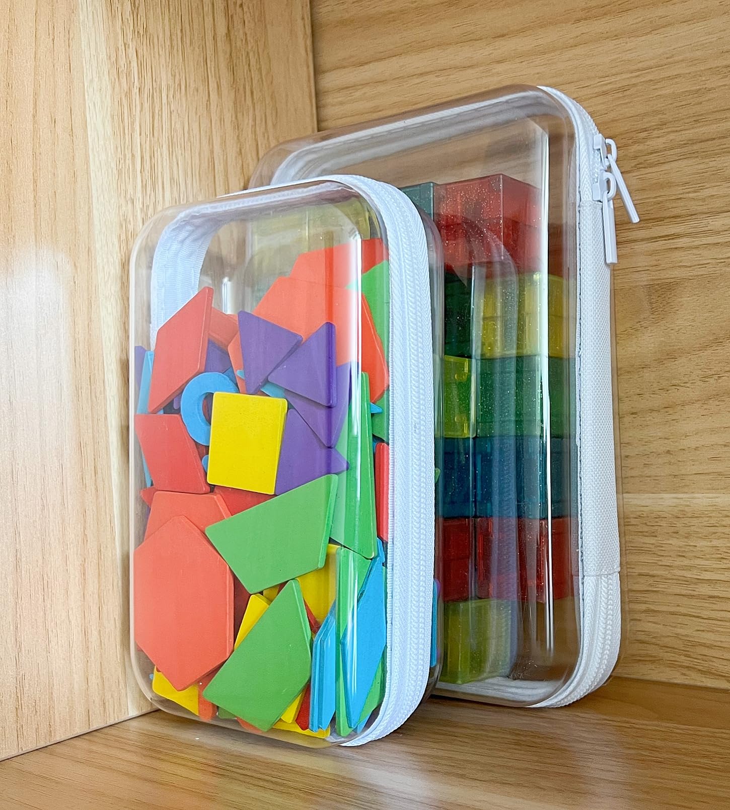 Etui Dressica rigide empilable optimise le rangement.