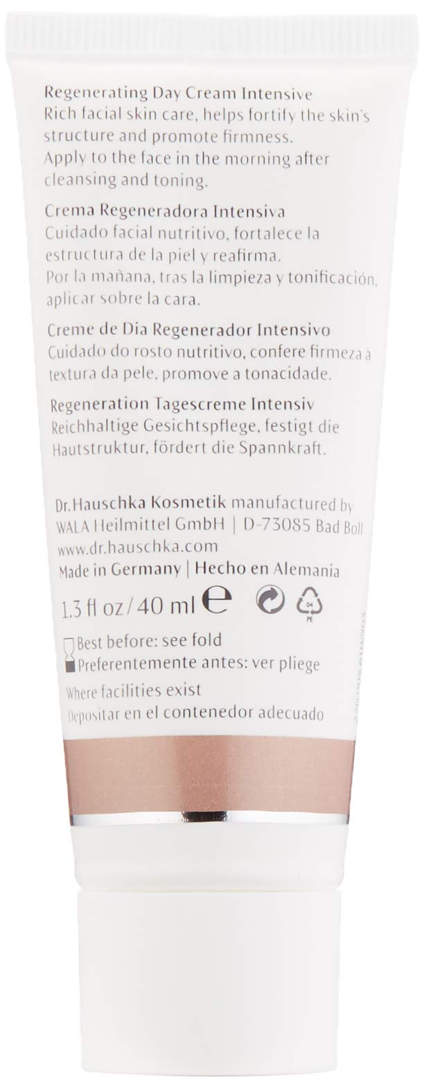 Application du soin visage Dr. Hauschka en mouvements ascendants.