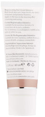 Application du soin visage Dr. Hauschka en mouvements ascendants.