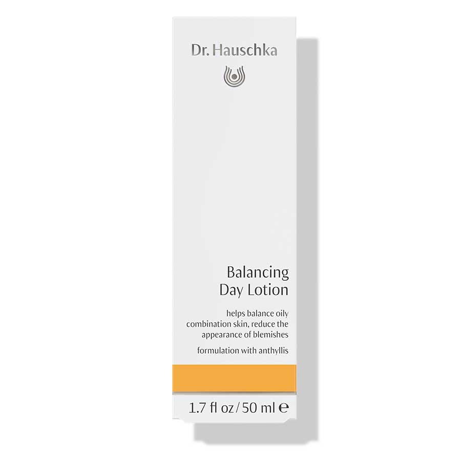Texture fluide et soyeuse de Dr. Hauschka Balancing Day Lotion prête à hydrater.