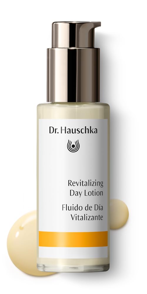 Dr. Hauschka Revitalizing Day Lotion en action, massage léger pour une peau satinée.