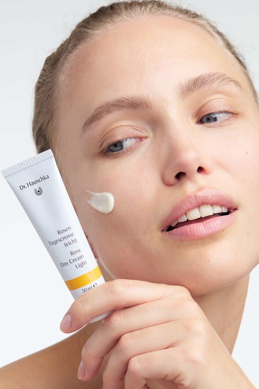 Rose Day Cream Light équilibre et hydrate les peaux sensibles avec Dr. Hauschka.