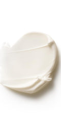 Application visage avec Dr. Hauschka Rose Day Cream Light, massage doux.