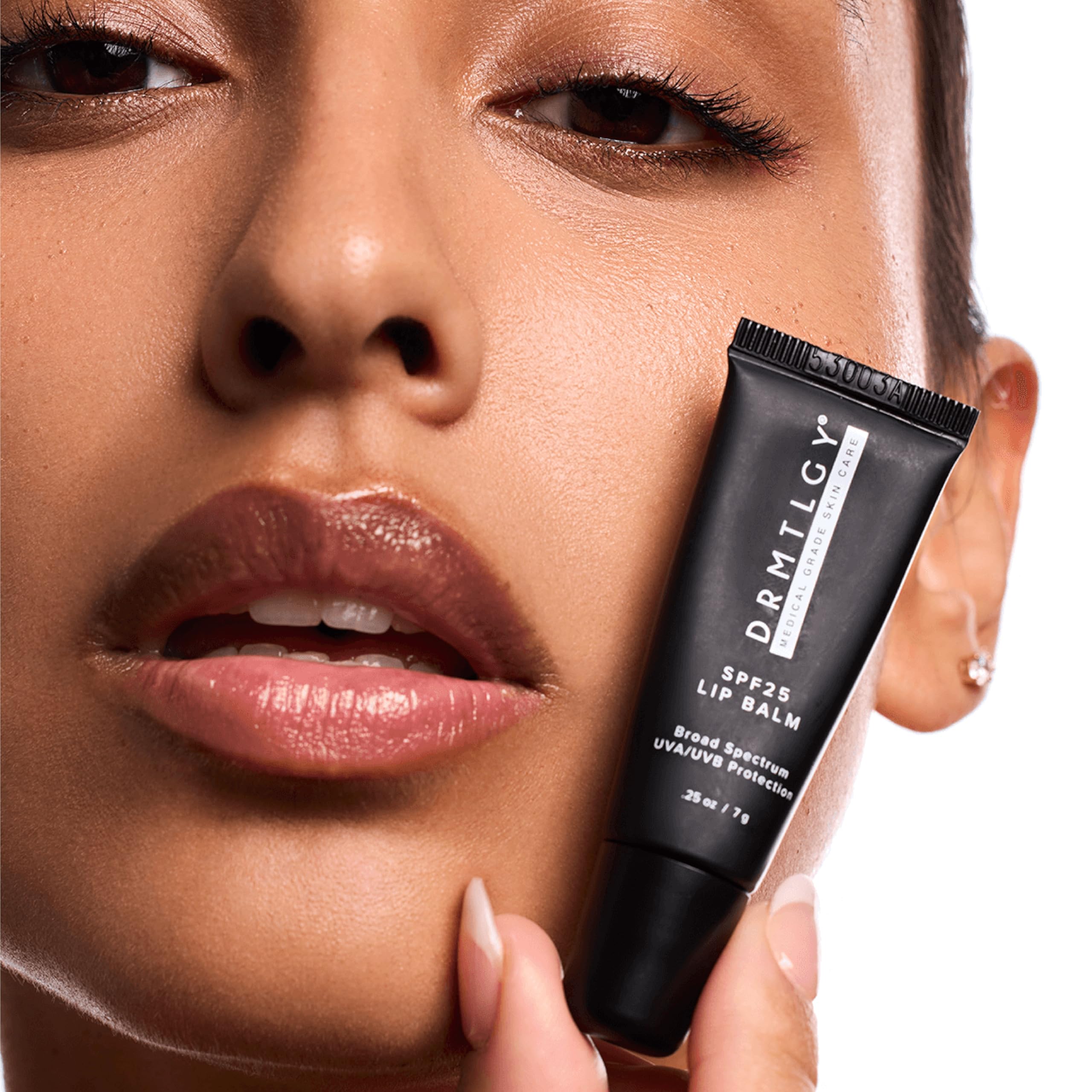 DRMTLGY baume lèvres SPF25 texture légère idéale sous rouge à lèvres.