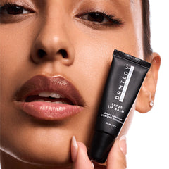 DRMTLGY baume lèvres SPF25 texture légère idéale sous rouge à lèvres.