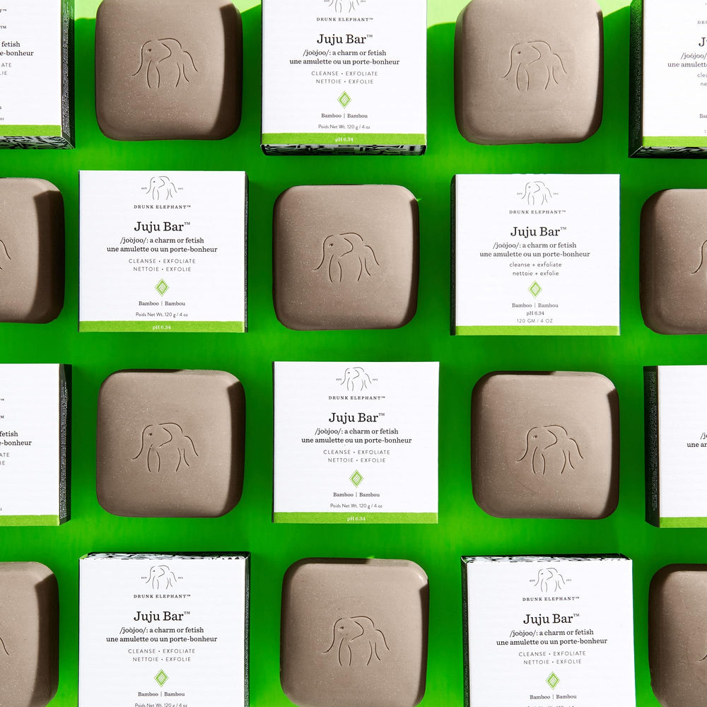 Texture crèmeuse de Juju Bar pour une mousse riche qui nettoie sans irriter.