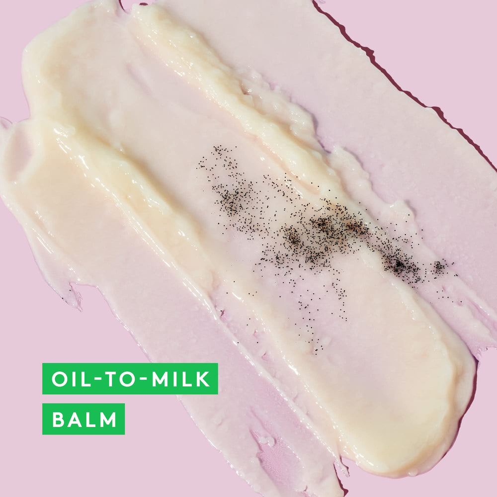 Texture huile qui devient lait avec Drunk Elephant Slaai pour un nettoyage efficace.