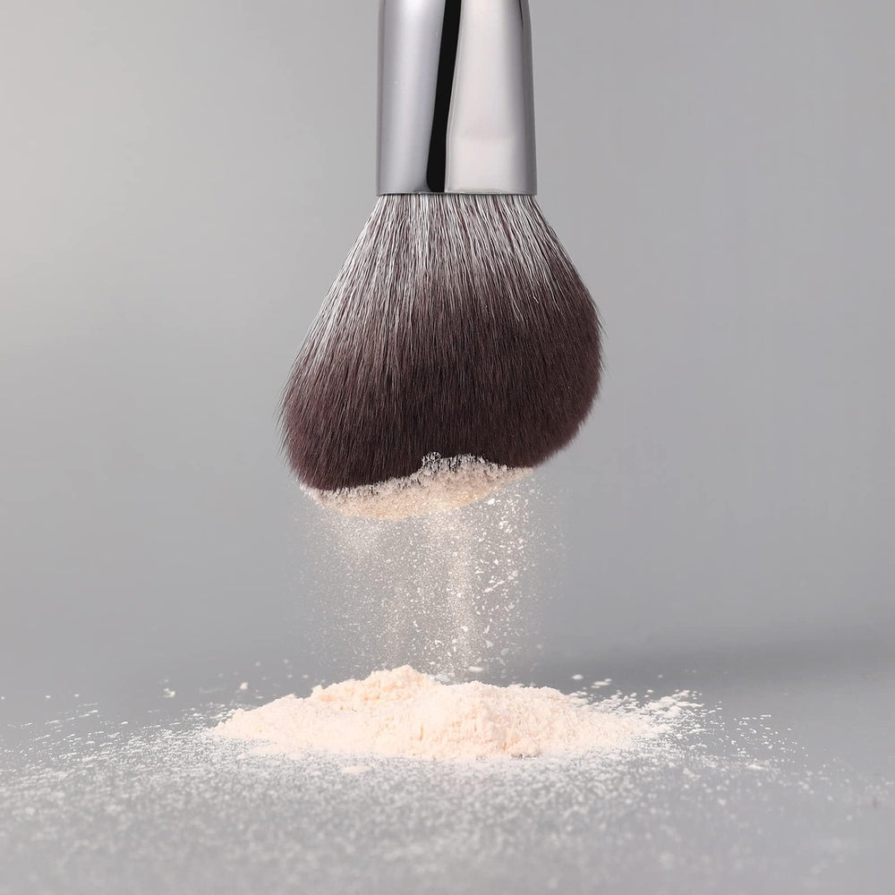 DUcare pinceau blush anguleux pour un contour pigmenté et précis.