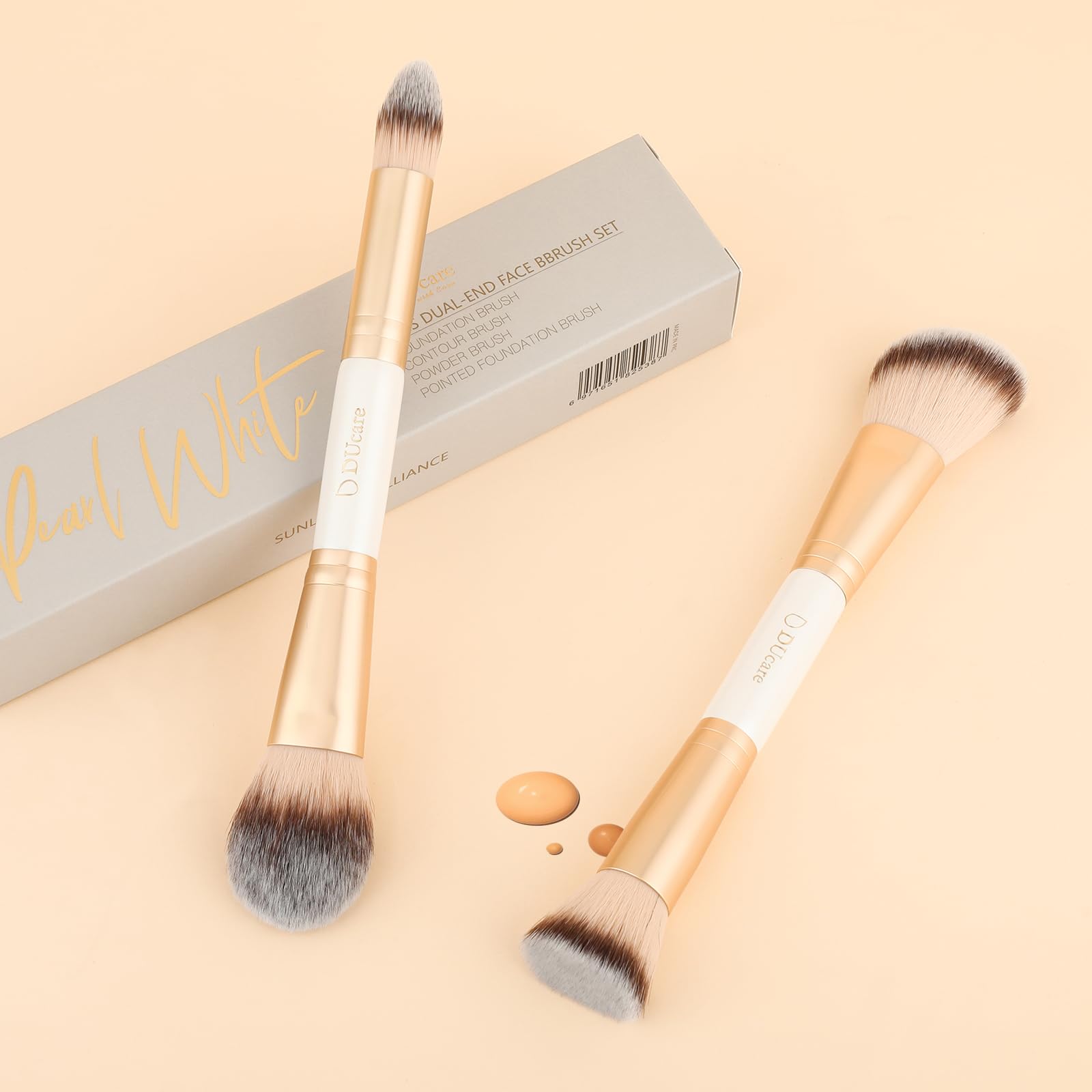 Pinceau DUcare pointe blush pour un accent ciblé.
