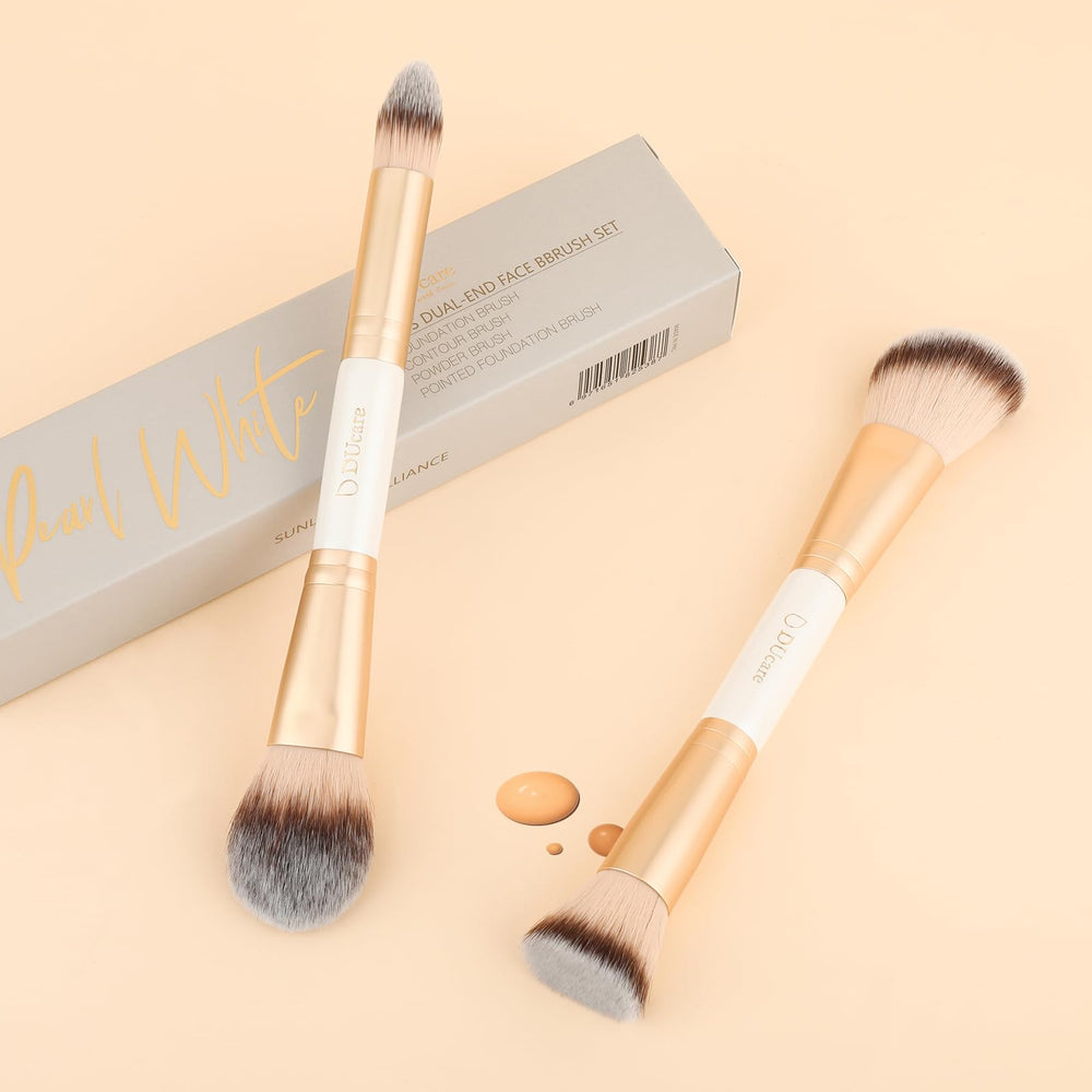 Pinceau DUcare pointe blush pour un accent ciblé.