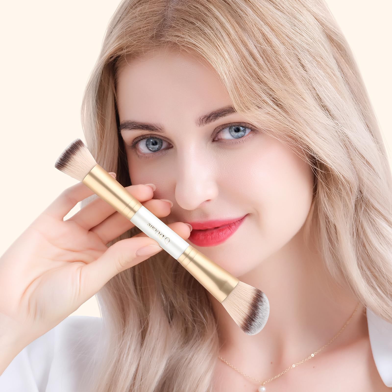 Pinceau DUcare pointe bronzer pour une application précise.