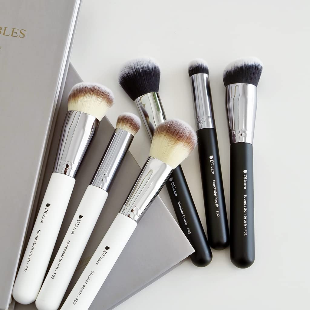 DUcare pinceau finition satin – blend facile pour look homogène.