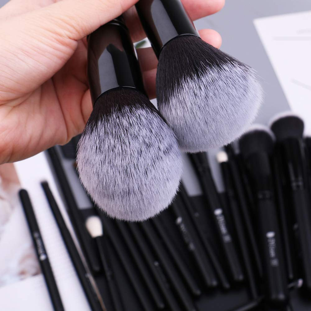 Pinceaux poudre DUcare pour fixer le maquillage durablement.