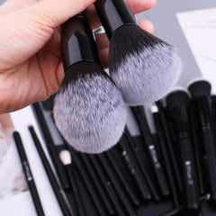 Pinceaux poudre DUcare pour fixer le maquillage durablement.