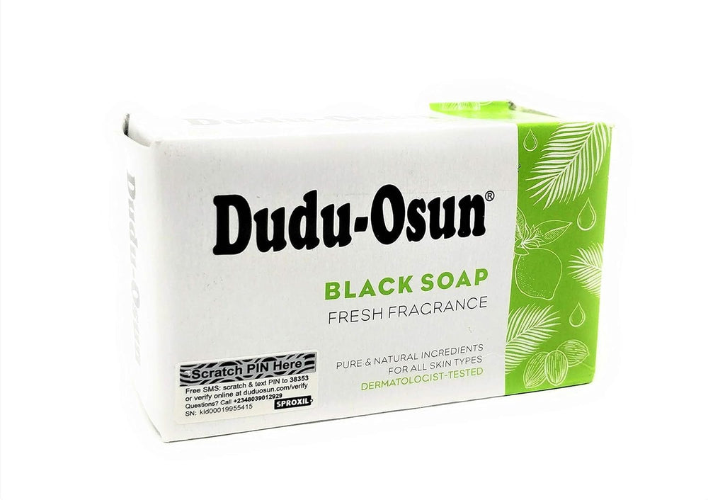 Savon noir africain Dudu-Osun en emballage, prêt pour une routine naturelle.