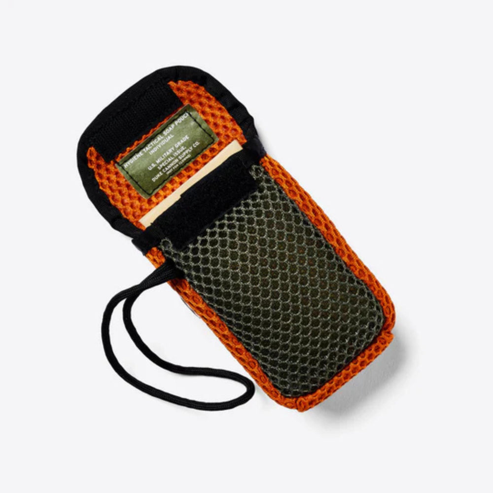 Accessoire douche masculin: pochette robuste qui protège le savon.