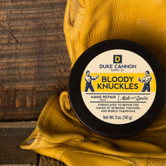 Mains sèches et craquelées soulagées par Duke Cannon Bloody Knuckles