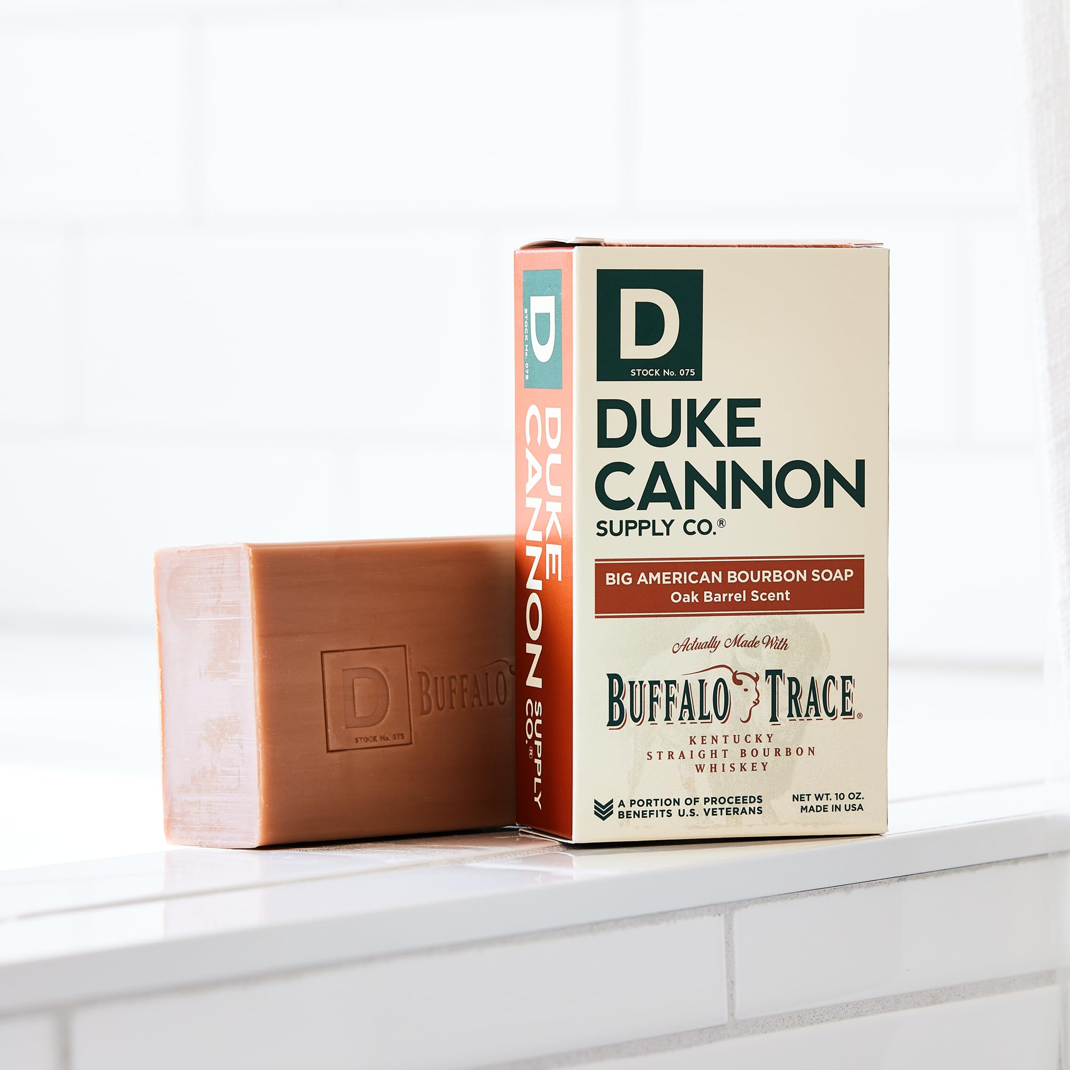 Senteur fût de chêne brûlé sur Duke Cannon, allure robuste.