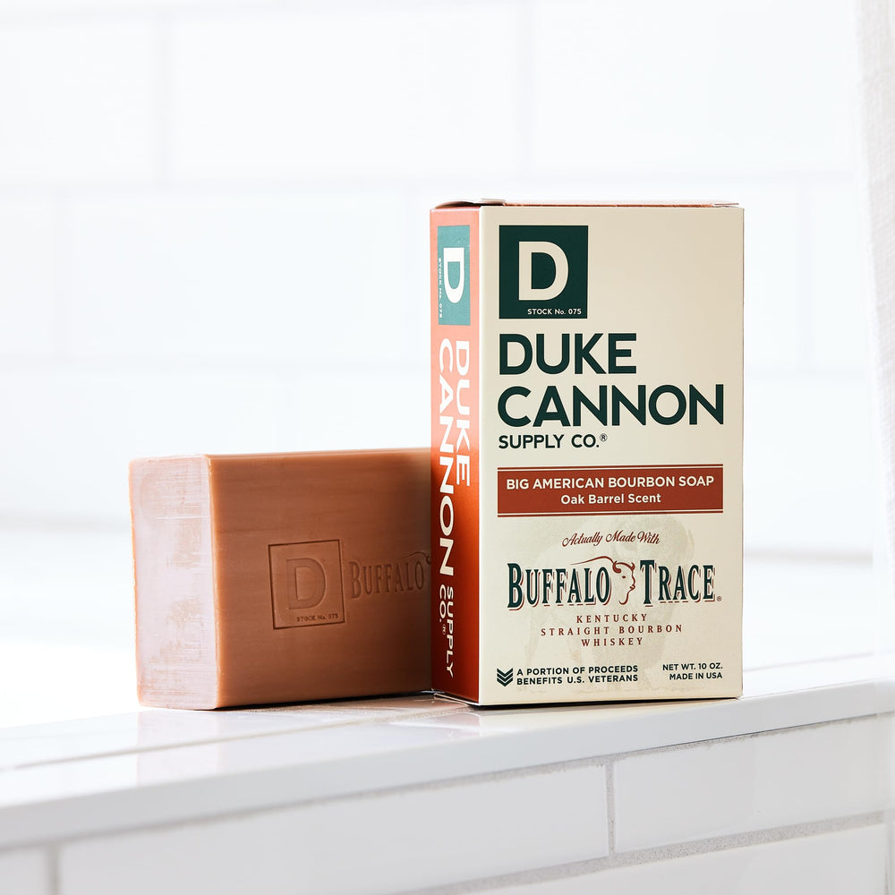 Senteur fût de chêne brûlé sur Duke Cannon, allure robuste.