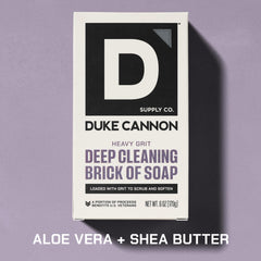 Duke Cannon texture exfoliante granuleuse visible sur le savon.