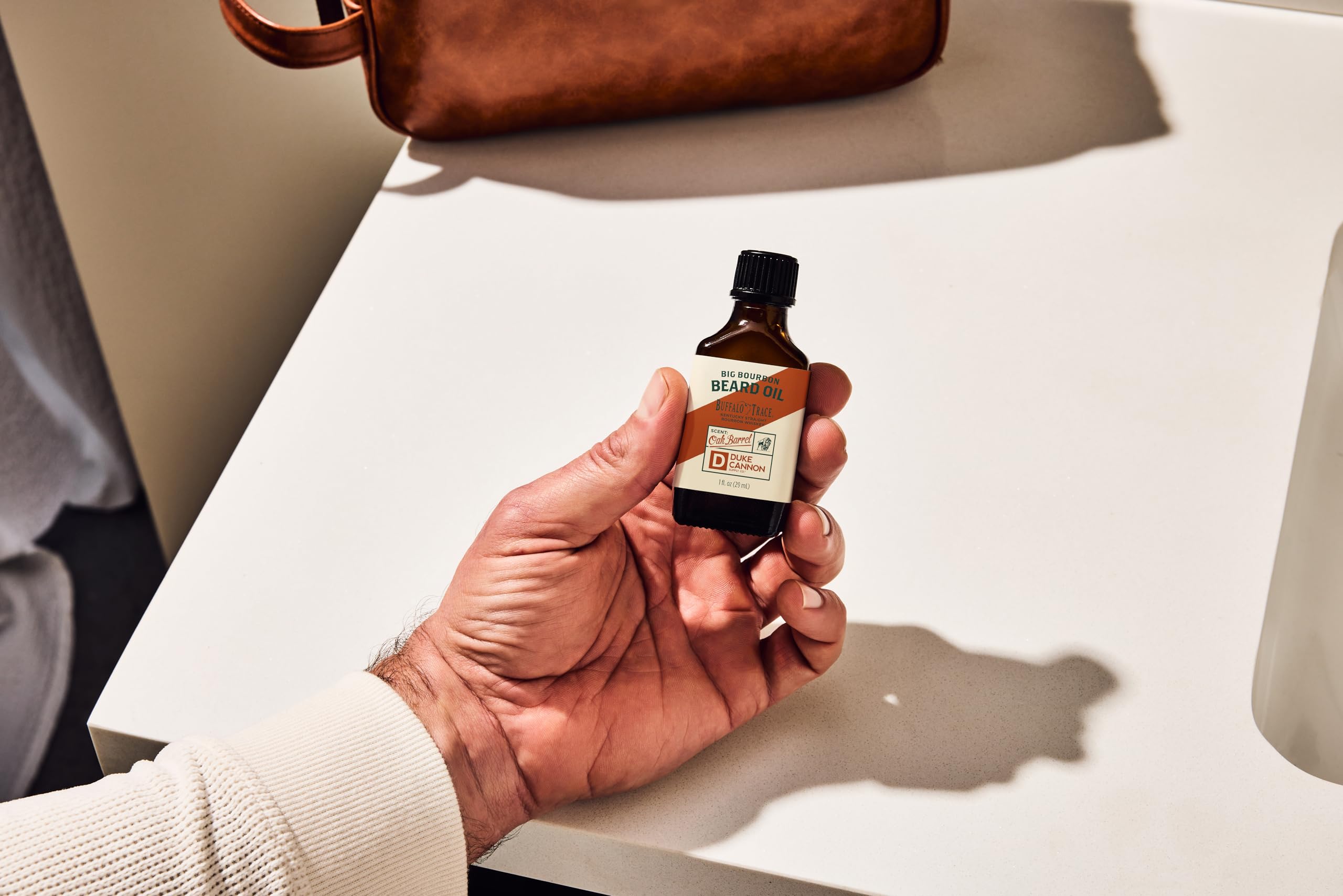 Texture douce et nourrissante de l'huile de barbe Duke Cannon Bourbon.