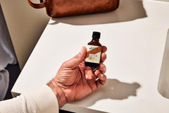 Texture douce et nourrissante de l'huile de barbe Duke Cannon Bourbon.