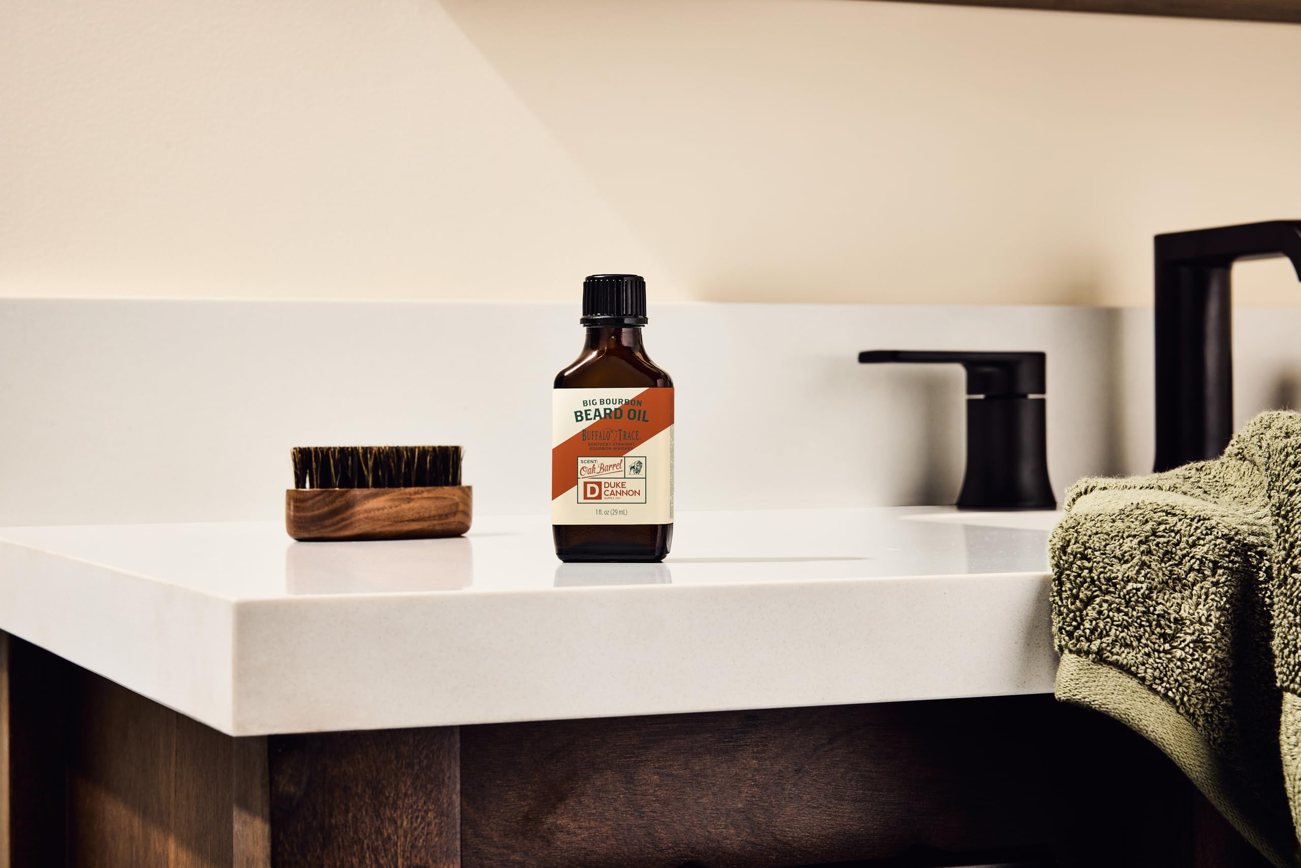 Soin quotidien de la barbe avec Duke Cannon Bourbon.
