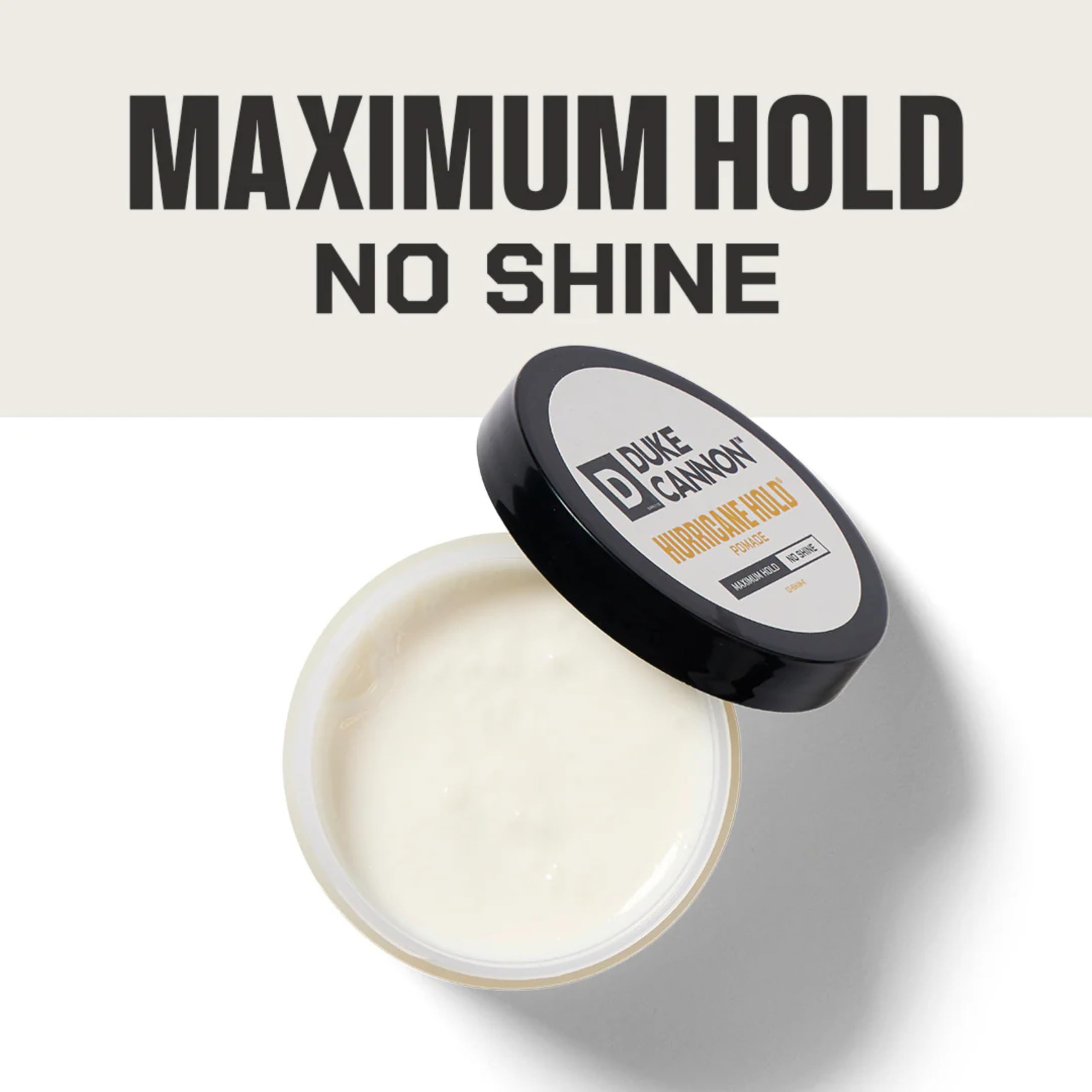 Texture du produit appliquée sur les cheveux montrant une tenue robuste.