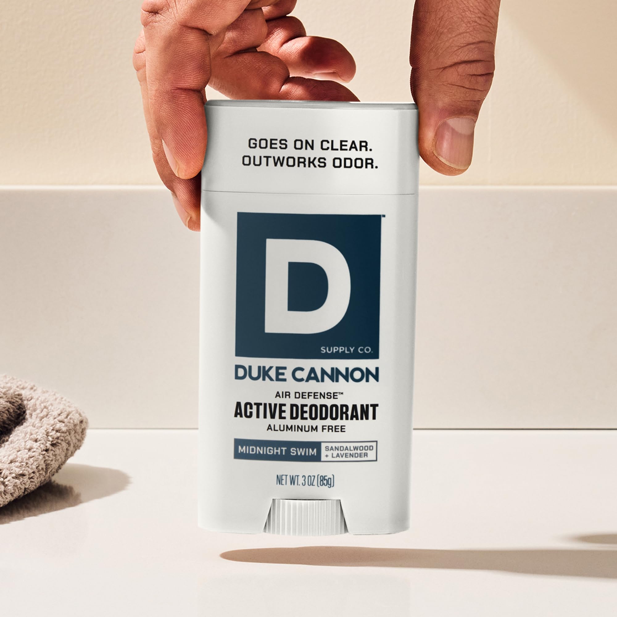 Emballage masculin distinctif Duke Cannon Midnight Swim.