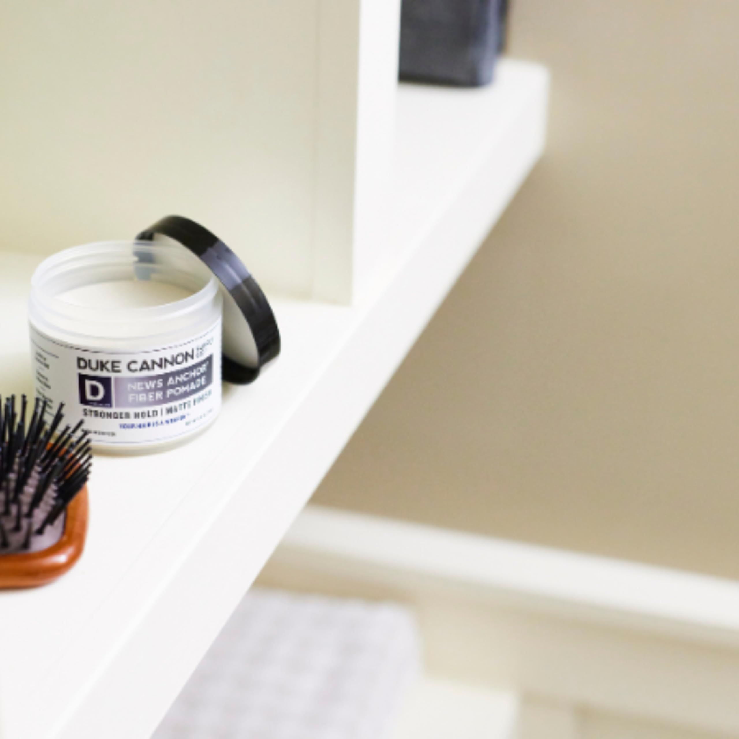 Duke Cannon News Anchor Pomade Senteur Cédré-Santal: parfum boisée subtil.