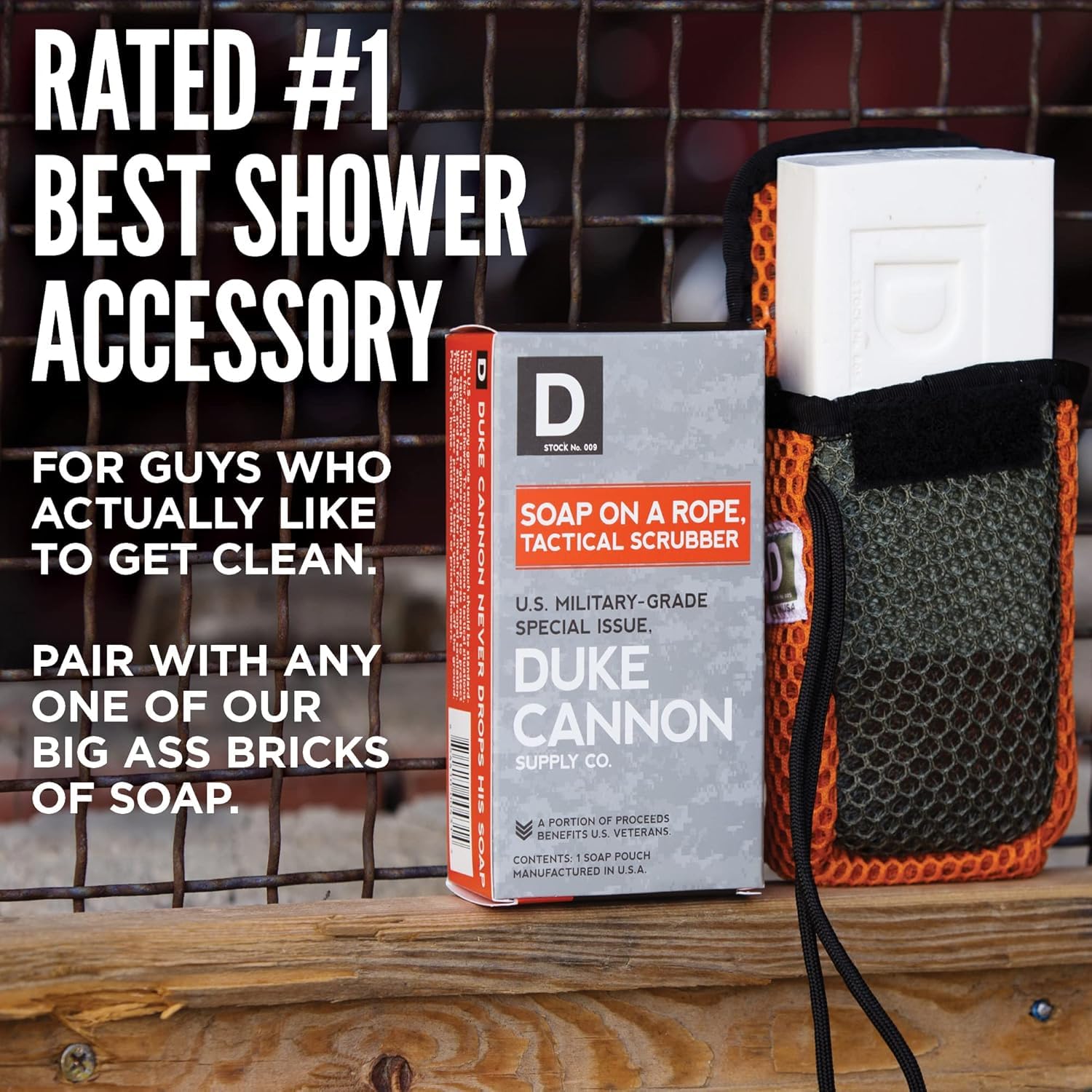 Pochette scrubber Duke Cannon avec maille douce pour zones sensibles.