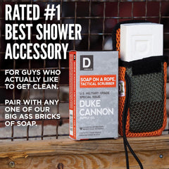 Pochette scrubber Duke Cannon avec maille douce pour zones sensibles.