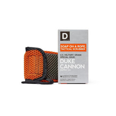 Pochette scrubber Duke Cannon avec maille grossière pour un nettoyage efficace.