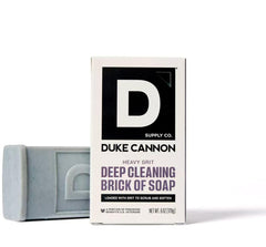 Duke Cannon savonnage emballage: design robuste et pratique.