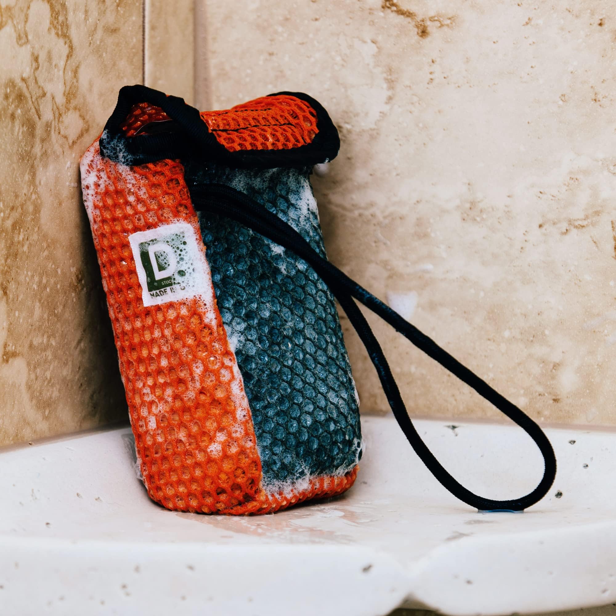 Solution pratique: savon et accessoire douche tout-en-un.