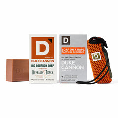 Duke Cannon Tactical Scrubber avec maille grosse pour un nettoyage en profondeur.
