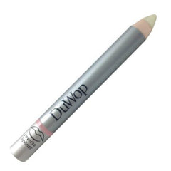 DuWop Reverse Lipliner appliqué autour des lèvres pour une forme nette et précise.